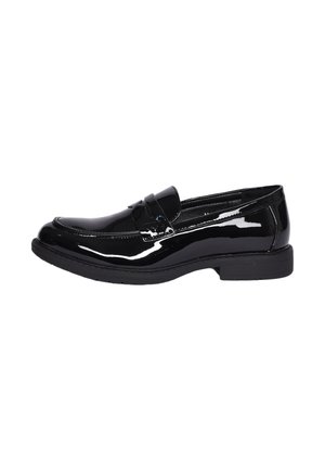 Mocassino penny nero in pelle verniciata con tacco basso e punta arrotondata, mostrato dal lato esterno su sfondo bianco.