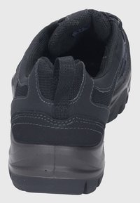 Czarny but sportowy z teksturowanego materiału, z wyściełanym kołnierzem, wzmocnionym piętą i wytrzymałą rubberową podeszwą z bieżnikiem zapewniającym przyczepność.