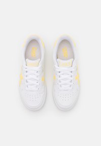 ASICS SportStyle JAPAN S - Sapatilhas - white/butter