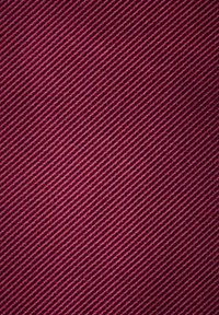 Gestructureerde stof in diep magenta met een diagonaal strepenpatroon. Het oppervlak lijkt glad met een subtiele glans en een uniforme kleurdiepte.