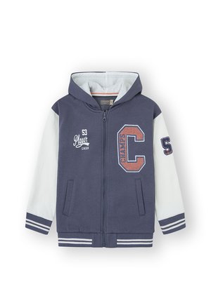 Chaqueta con capucha y cremallera de cuerpo azul marino y mangas blancas. Presenta letras bordadas, bolsillos laterales y puños y dobladillo de canalé a rayas.
