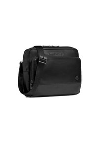 Zwarte leren messengertas met een afneembare schouderriem, voorzien van een ritssluitingvak en een geperst logo aan de voorkant.