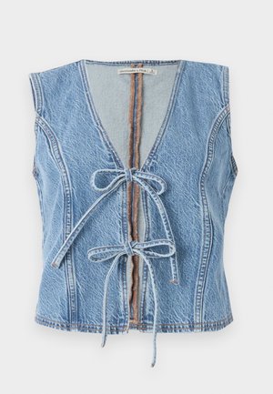 Blå denimvest med dyp V-hals, frontknyting og uten ermer. Har synlige sømmer og en rå avslutning.