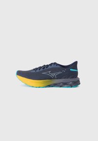 Chaussure de course avec un dessus bleu marine, une semelle intermédiaire dégradée jaune et des accents turquoise. Caractéristique d'un design en mesh léger avec des éléments texturés.