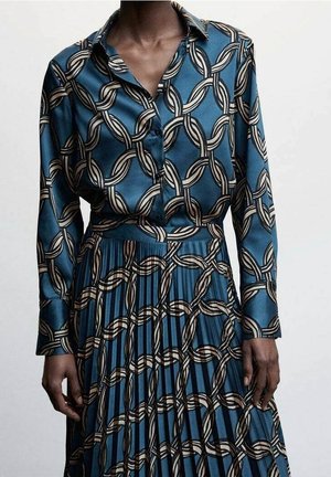 Blau gemustertes Kleid aus seidigem Material mit einem Kettenmuster in Schwarz und Beige, ausgestattet mit einem Hemdkragen und einem plissierten Rock.