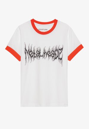 Balta kokvilnas T-krekls ar sarkaniem elementiem, uz kura ir melns grafiskais teksts ar uzrakstu "Metalheadz" liesmas stila fontā.