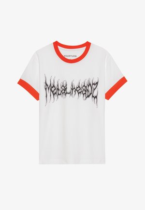 Fehér pamut póló piros szegéllyel, fekete grafikai szöveggel, amelyen a "Metalheadz" felirat látható lángszerű betűtípussal.