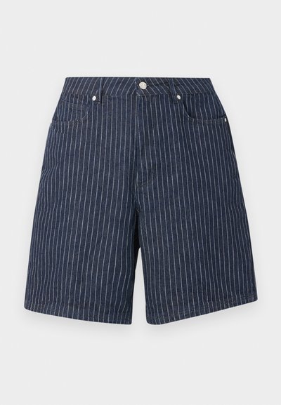 Σορτς από τζιν σκούρου μπλε με λευκές κάθετες λεπτές ρίγες, κουμπί και φερμουάρ μπροστά, θηλιές για ζώνη και μπροστινές τσέπες.
