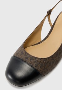 Ballettflater med en teksturert brun overdel, svart rund tåhette og skjæringsdesign på stroppen, med en glatt, lys brun innersåle.