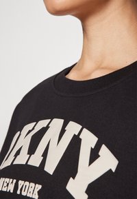 DKNY VARSITY PUFF LOGO SLEEVE - Sweatshirt - black/oat