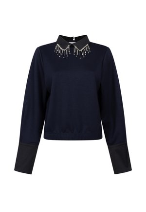 Marineblauwe sweatshirt met een zwarte kraag, voorzien van ingewikkelde gehaakte versieringen. Lange mouwen met contrasterende zwarte manchetten.