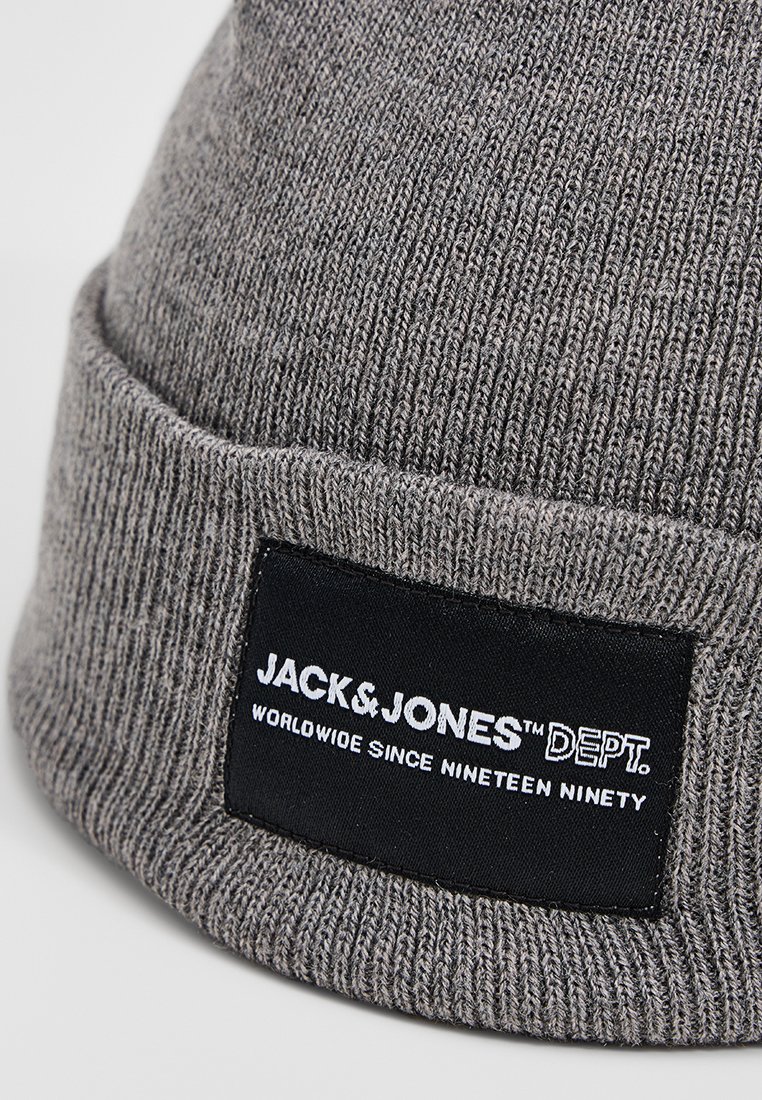 Szara dzianinowa czapka złończona, z podwiniętym mankietem. Posiada czarną metkę z białym napisem "JACK & JONES DEPT." oraz "WORLDWIDE SINCE NINETEEN NINETY."