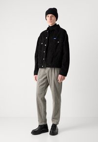 BOSS SHYNE - Vászonnadrágok - open grey