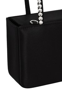 Borsa in raso nero con una texture liscia, caratterizzata da una forma rettangolare e una tracolla decorata con borchie tonde trasparenti.