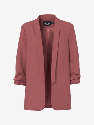 Pölyisen vaaleanpunainen naisten bleiseri, jossa on shaalikaulus, ryppyiset kolmen neljänneksen hihat ja avoin etumalli, kauluksen sisäpuolella oleva "PIECES"-merkintä.