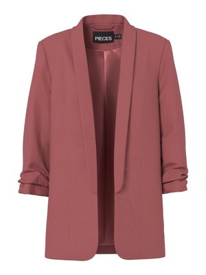 Blazer rosa polvo para mujer con cuello chal, mangas tres cuartos fruncidas y diseño de frente abierto, etiquetado "PIECES" en el interior del cuello.