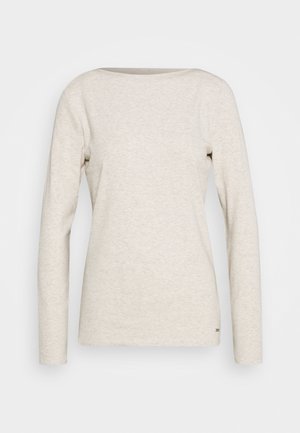 Beżowa, melanżowa koszulka z długim rękawem i okrągłym dekoltem o dopasowanym kroju, prezentowana na jednolitym jasnym tle.