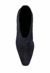 Marineblaues Wildleder-Stiefelette mit spitzer Zehe, schmalem Schaft und seitlichem Reißverschlussdetail. Glatte Textur und schlankes, elegantes Design.