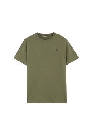 Enkelt olivengrønt kortærmet t-shirt med rund hals og lille mørkt logo på venstre bryst.