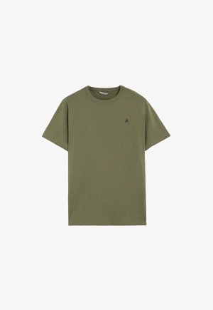 Enkelt olivengrønt kortærmet t-shirt med rund hals og lille mørkt logo på venstre bryst.