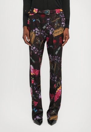Zwarte broek met een bloemen- en vogelprint, gemaakt van lichtgewicht stof. Voorzien van een riem met een metalen gesp en decoratieve accenten.