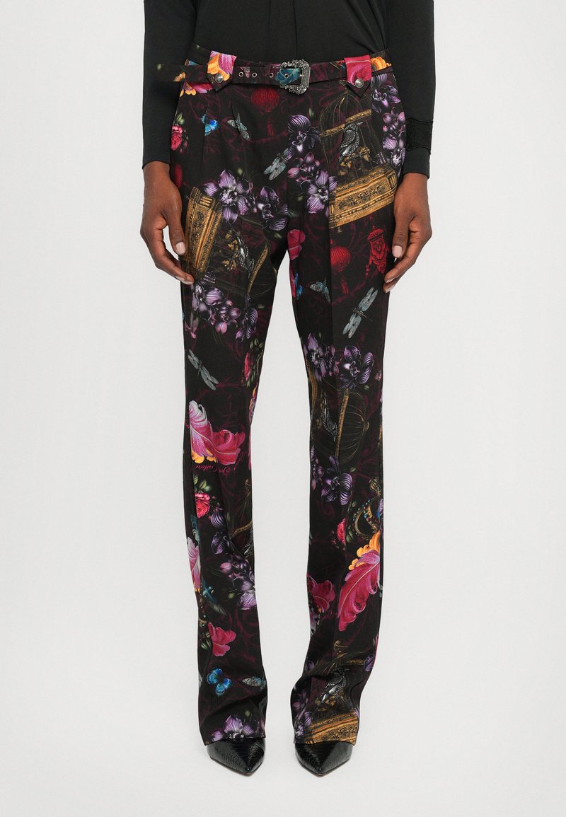 Zwarte broek met een bloemen- en vogelprint, gemaakt van lichtgewicht stof. Voorzien van een riem met een metalen gesp en decoratieve accenten.