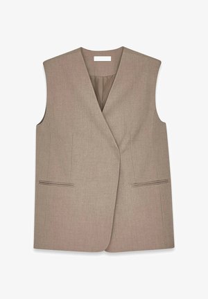 Beżowa bezrękawnik z głębokim dekoltem w literę V, dwoma przednimi kieszeniami i gładką fakturą. Posiada dopasowany krój oraz subtelne detale stębnowania.
