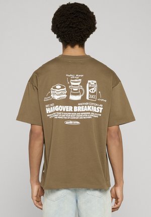 HANGOVER BREAKFAST - T-shirts med print - khaki