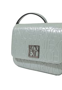 Borsa a mano verde menta con motivo a logo in rilievo, texture lucida, hardware in argento e manico superiore. Forma rettangolare compatta.