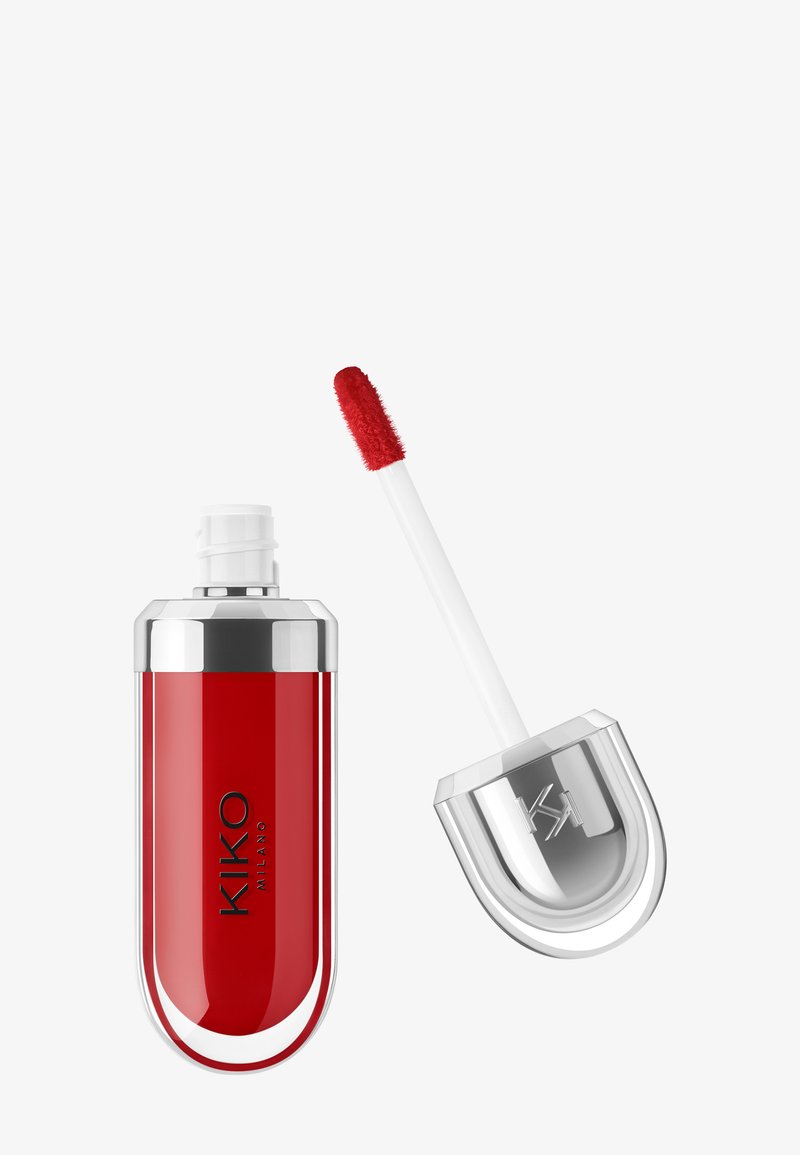 Rouge à lèvres liquide rouge avec bouchon argenté et applicateur, marque KIKO Milano sur le flacon et le bouchon, sur fond blanc.
