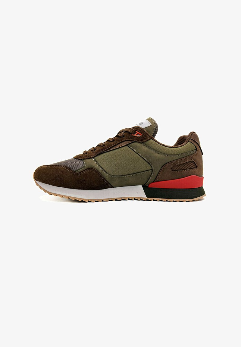 Sneakers sportivi in verde oliva e suede marrone, con tomaia in tessuto, suola intermedia bianca e dettaglio rosso sul tallone. Suola testurizzata.