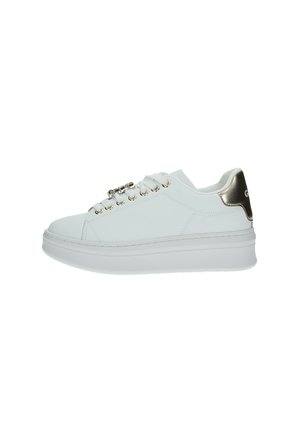Białe sneakersy na platformie z złotymi przelotkami, dekoracyjnym metalicznym detalem na sznurowadłach i metaliczną złotą zakładką na pięcie.
