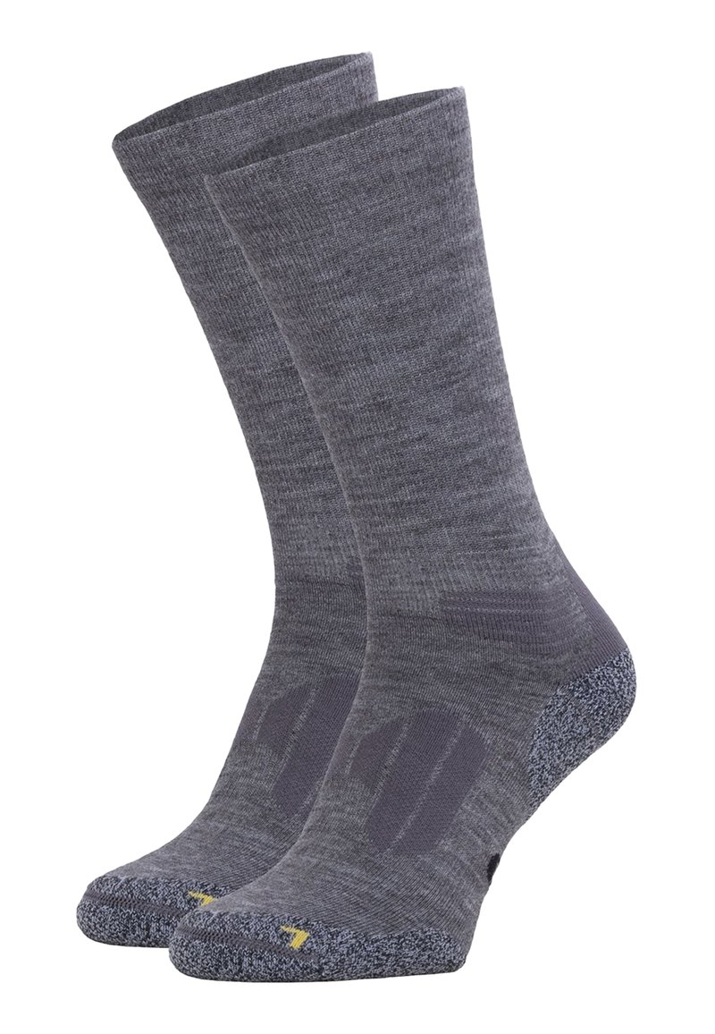 Graue Socken aus einem strukturierten Material, mit verstärkter Zehenpartie, kontrastierendem dunkelgrauem Absatz und einem gelben Akzent an der Sohle.