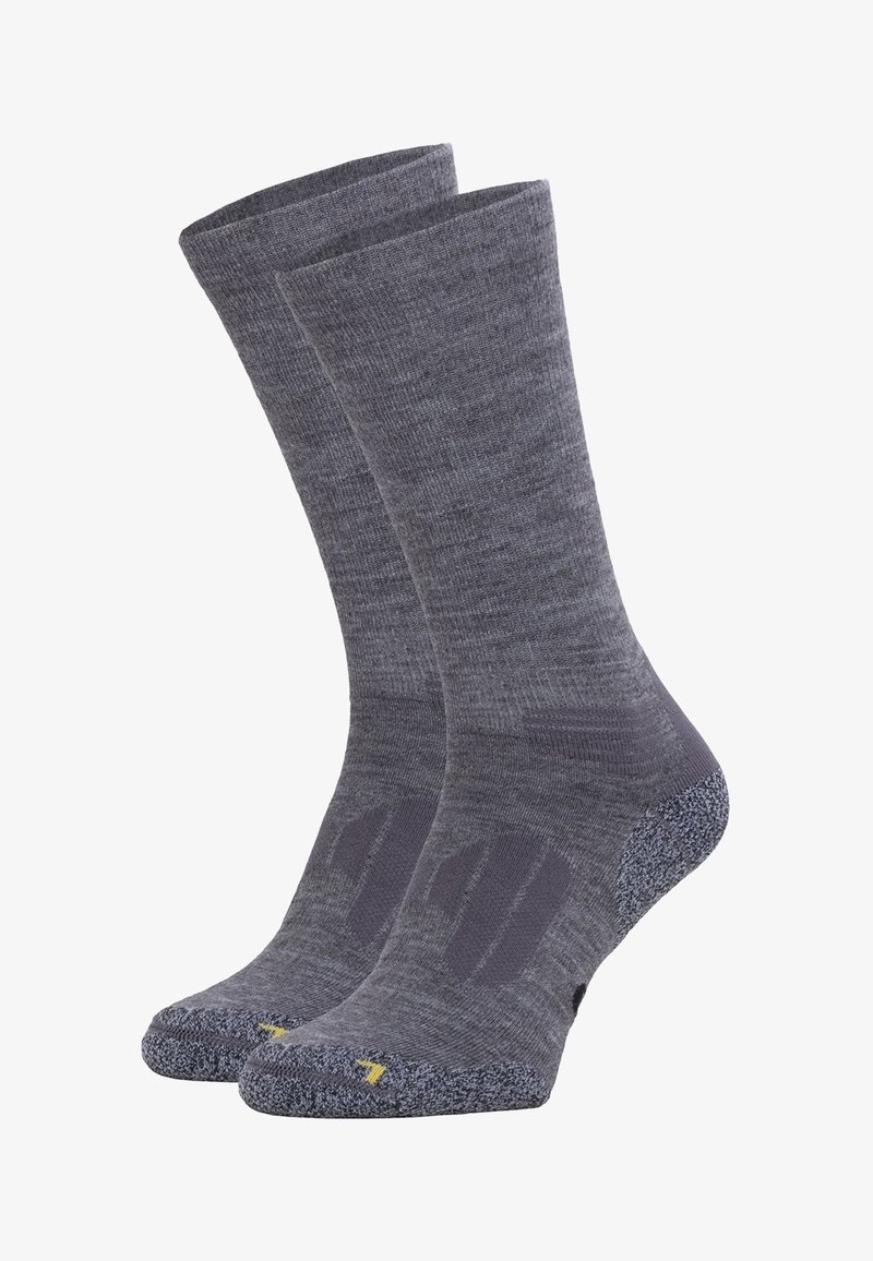 Graue Socken aus einem strukturierten Material, mit verstärkter Zehenpartie, kontrastierendem dunkelgrauem Absatz und einem gelben Akzent an der Sohle.