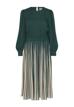 Zelené šaty s kulatým výstřihem a dlouhými nafouklými rukávy. Horní část je z jednobarevné látky, zatímco skládací sukně má střídající se zelené a béžové pruhy.