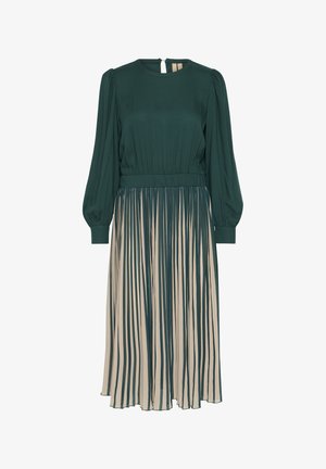 Zelené šaty s kulatým výstřihem a dlouhými nafouklými rukávy. Horní část je z jednobarevné látky, zatímco skládací sukně má střídající se zelené a béžové pruhy.