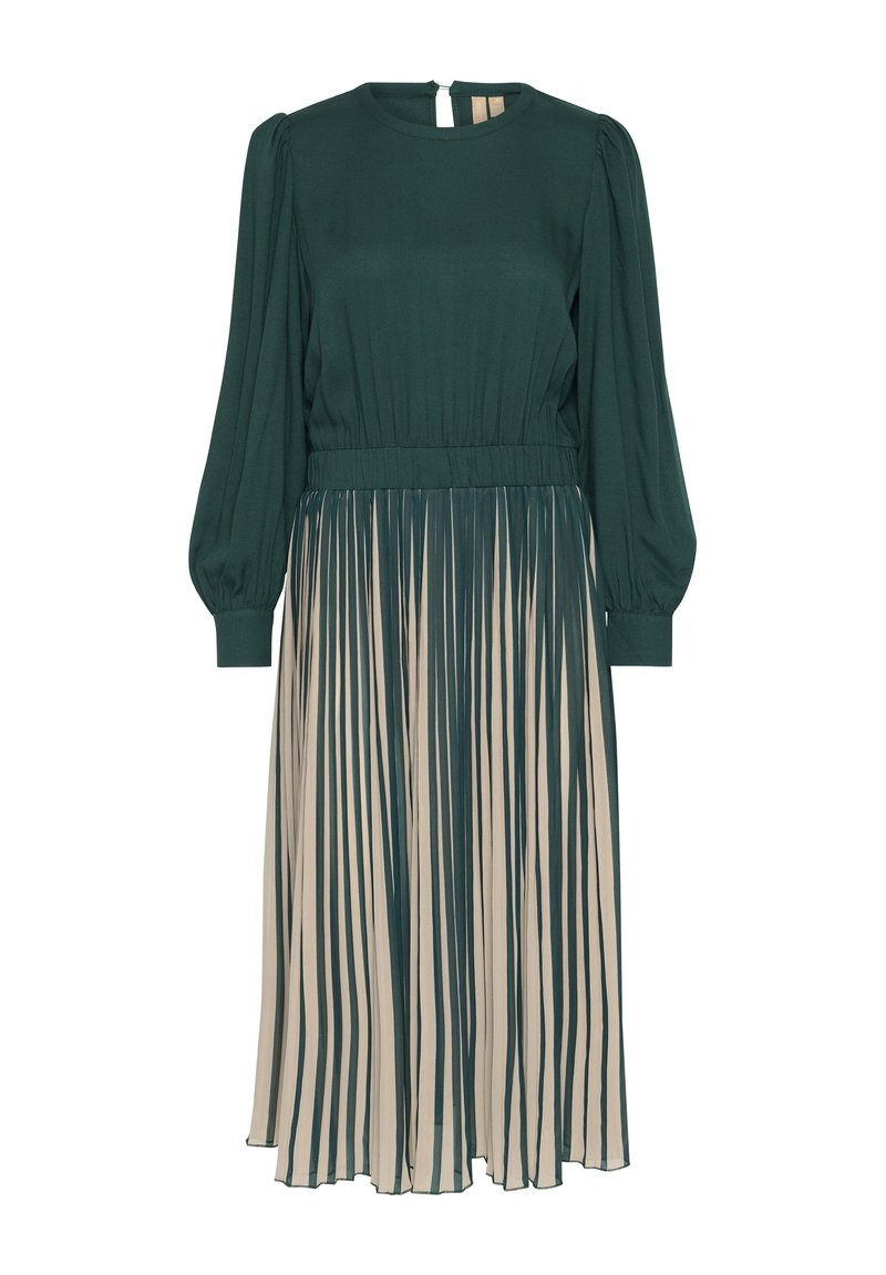 Vestido verde con escote redondo y mangas largas abullonadas. La parte superior es de tela lisa, mientras que la falda plizada presenta franjas alternas de color verde y beige.