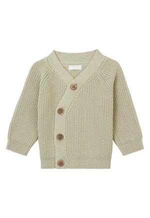 Cardigan bébé en maille beige clair avec manches longues et quatre boutons en bois disposés en diagonale sur le devant.