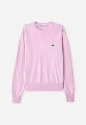 Pull en laine rose clair à col rond, avec des manches longues et un petit emblème brodé multicolore sur la poitrine gauche.