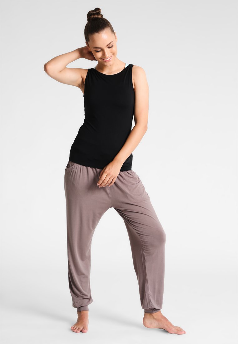 Curare Yogawear TANK BOAT NECK Topper black Zalando.no Curare Yogawear TWISTBACK - Topper - greyberry