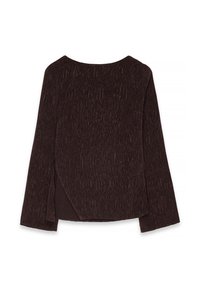 Top lungo a maniche lunghe marrone scuro con un design texturizzato a pieghe. Presenta un collo rotondo e un dettaglio con spacco laterale all'orlo.