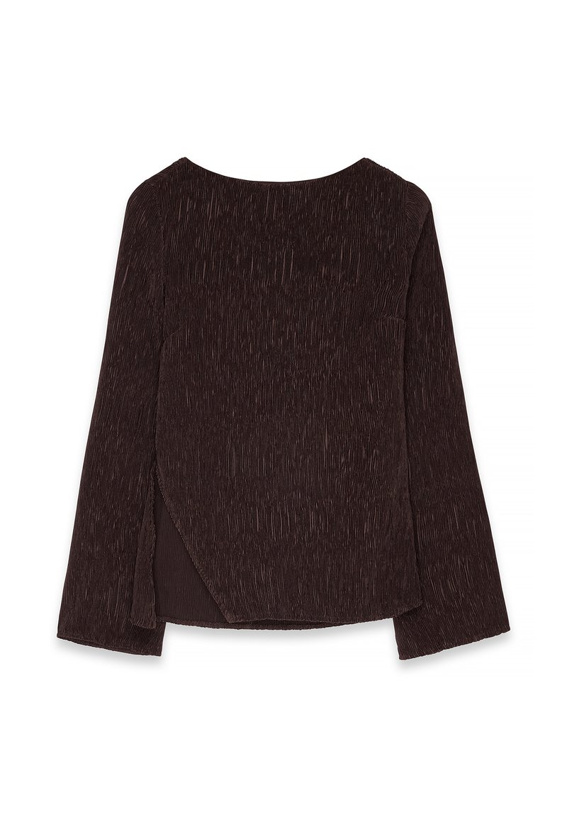Top lungo a maniche lunghe marrone scuro con un design texturizzato a pieghe. Presenta un collo rotondo e un dettaglio con spacco laterale all'orlo.