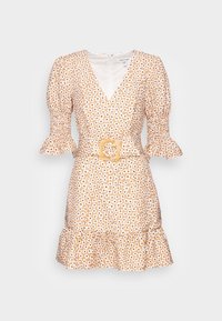 Vestido curto com mangas bufantes, decote em V e um tecido bege texturizado adornado com padrões florais brancos. Apresenta uma bainha com babados e um cinto.