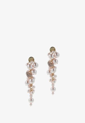 Boucles d'oreilles en perles avec un design en cascade, présentant des perles roses et blanches de différentes tailles, une monture dorée et un accent en forme de cœur.