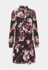 Robe noire à motifs floraux avec manches longues, col haut et fermeture à boutons. Présente des motifs floraux rouges et roses sur un tissu transparent, jupe à volants.