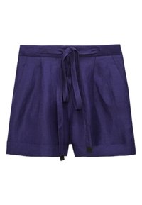 Violet-linjakortit, joissa on vyö, laskostettu etuosa ja käänteet. Omistaa sileän tekstuurin ja rentoa muotoilua, joka sopii lämpimälle säälle.