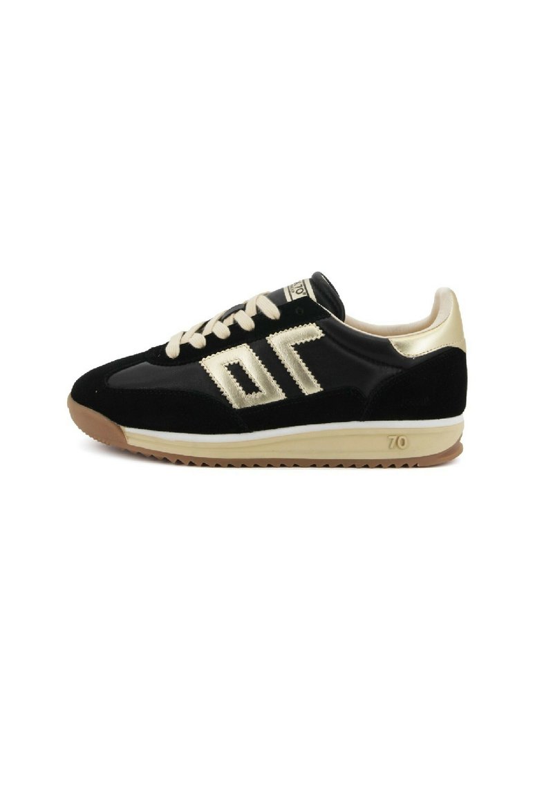 Sneaker basse nere e beige con lacci crema, logo decorativo laterale, dettaglio dorato sul tallone e suola rigata marrone chiaro.
