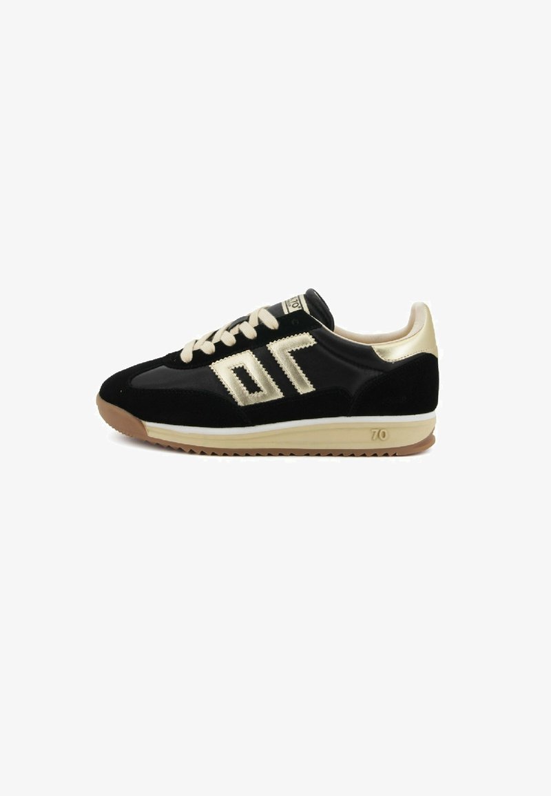 Sneaker basse nere e beige con lacci crema, logo decorativo laterale, dettaglio dorato sul tallone e suola rigata marrone chiaro.