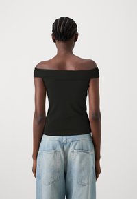 Pieces PCMARGO OFF SHOULDER - Jednoduché tričko - black