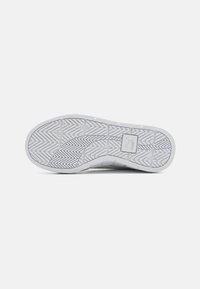 Puma CALI COURT MATCH - Tenisice - white/tart cherry